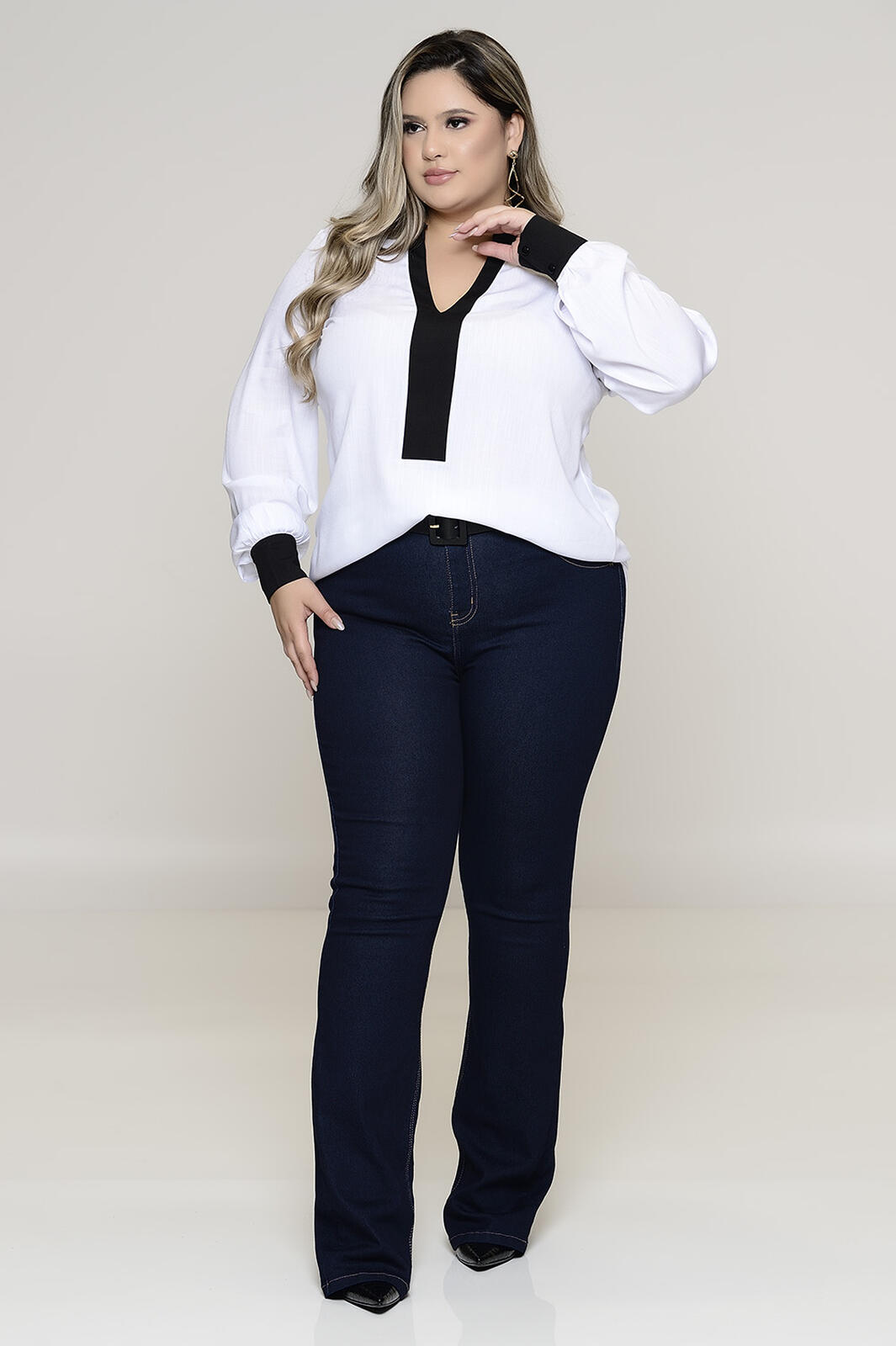 Blusa Plus Size Feminina Decote V em Viscolycra Branca - Estilo Próprio  Moda Feminina Plus Size de Verdade - Loja Online
