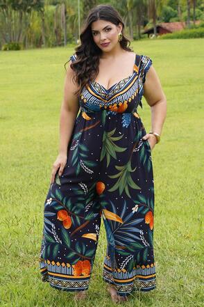 Macacão Plus Size Estampado Floral - Preto