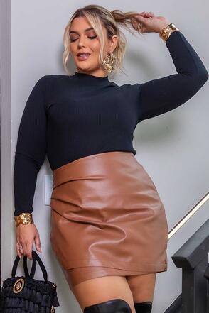 Short Saia Plus Size em Corino Com Pregas - Marrom