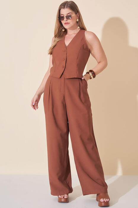 Conjunto Plus Size Colete e Calça Marrom