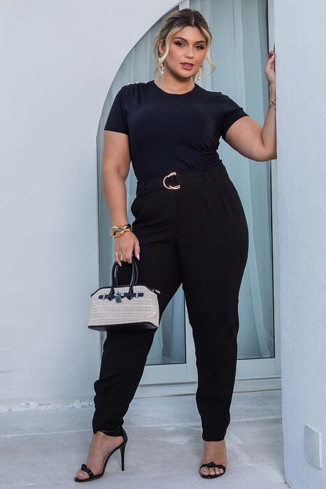 Calça Plus Size Cenoura Alfaiataria Sarjada - Preto