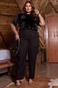 Blusa Plus Size Manga Curta em Veludo - Preto