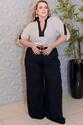 Camisa Plus Size Bicolor Decote V Preta