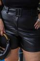 Short Plus Size em Corino Preto